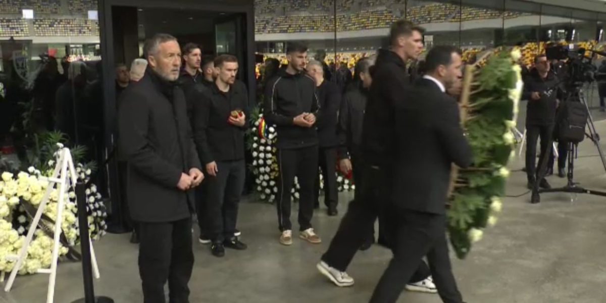 Sicriul lui Mircea Lucescu, un nume emblematic al fotbalului românesc, a fost depus pe Arena Națională din București, permițând astfel admiratorilor și celor care l-au respectat să-și ia rămas bun de la marele antrenor