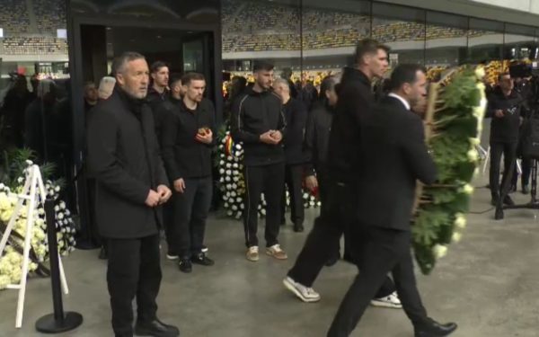 Sicriul lui Mircea Lucescu, un nume emblematic al fotbalului românesc, a fost depus pe Arena Națională din București, permițând astfel admiratorilor și celor care l-au respectat să-și ia rămas bun de la marele antrenor