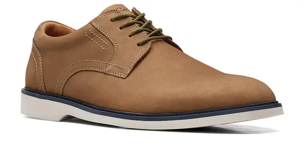 Bărbații se luptă cu găsirea pantofilor: O aventură pe străzile din București