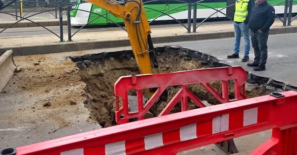 Pe 14 martie, asfaltul care astupa țevile de termoficare de pe MIHAI BRAVU, între Calea VITAN și Dristor, s-a surpat, provocând o serie de probleme în zona respectivă