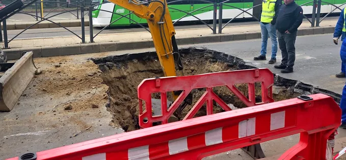 Pe 14 martie, asfaltul care astupa țevile de termoficare de pe MIHAI BRAVU, între Calea VITAN și Dristor, s-a surpat, provocând o serie de probleme în zona respectivă