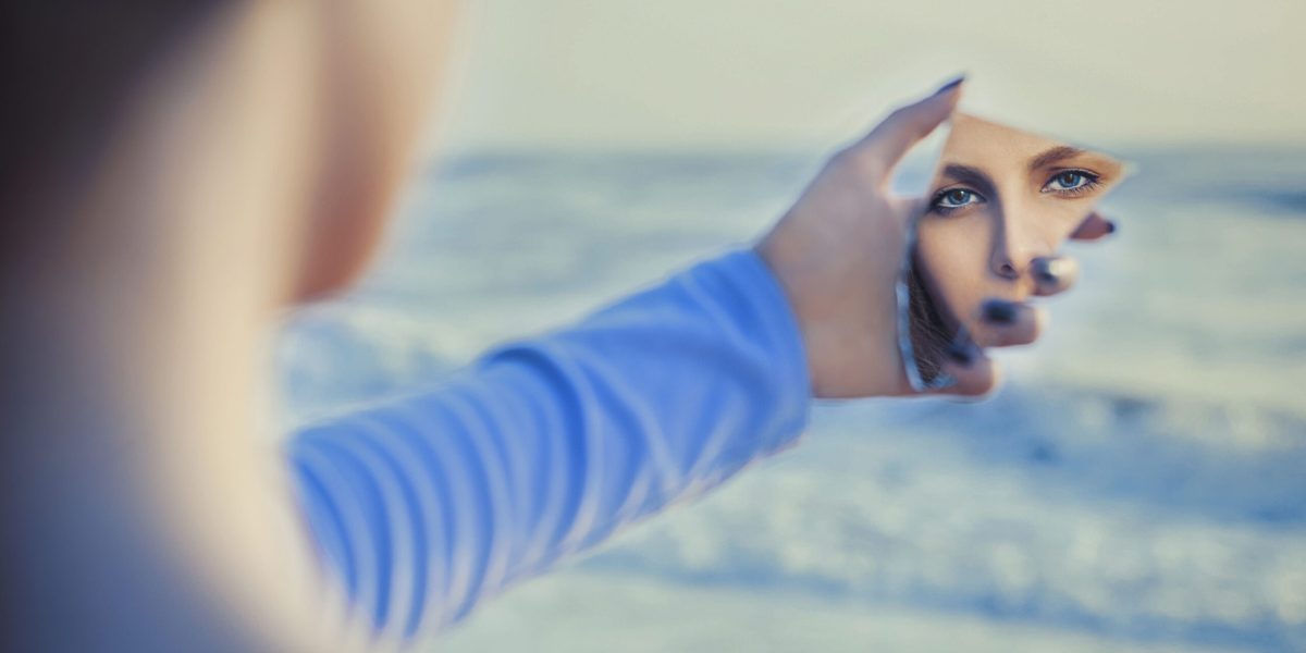 Vocile din minte: Cum îți influențează viața gândurile. Ce spune psihologia