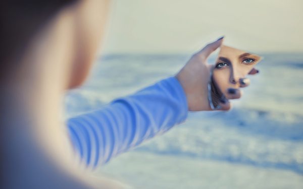 Vocile din minte: Cum îți influențează viața gândurile. Ce spune psihologia