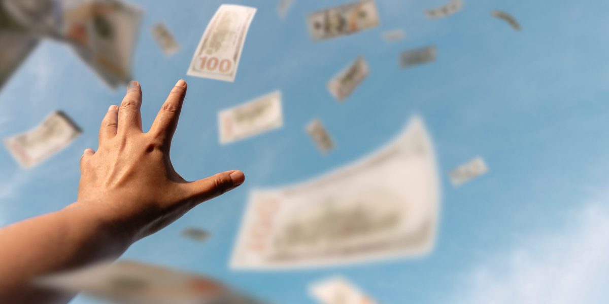 Ceartă de familie cu final șocant: 160.000 de dolari, aruncați de la balcon