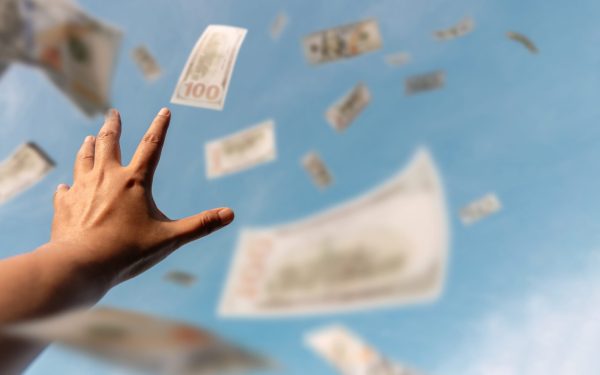 Ceartă de familie cu final șocant: 160.000 de dolari, aruncați de la balcon