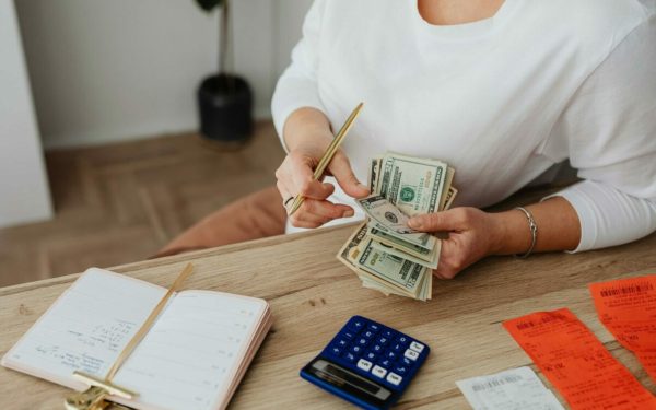 Tineri, tot mai dependenți financiar de părinți Experții cer reguli