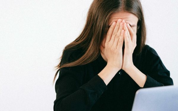 Imaginea: Utilizarea excesivă a telefoanelor mobile, a computerelor și a tabletelor pune presiune pe sănătatea fizică a oamenilor, avertizează specialiștii