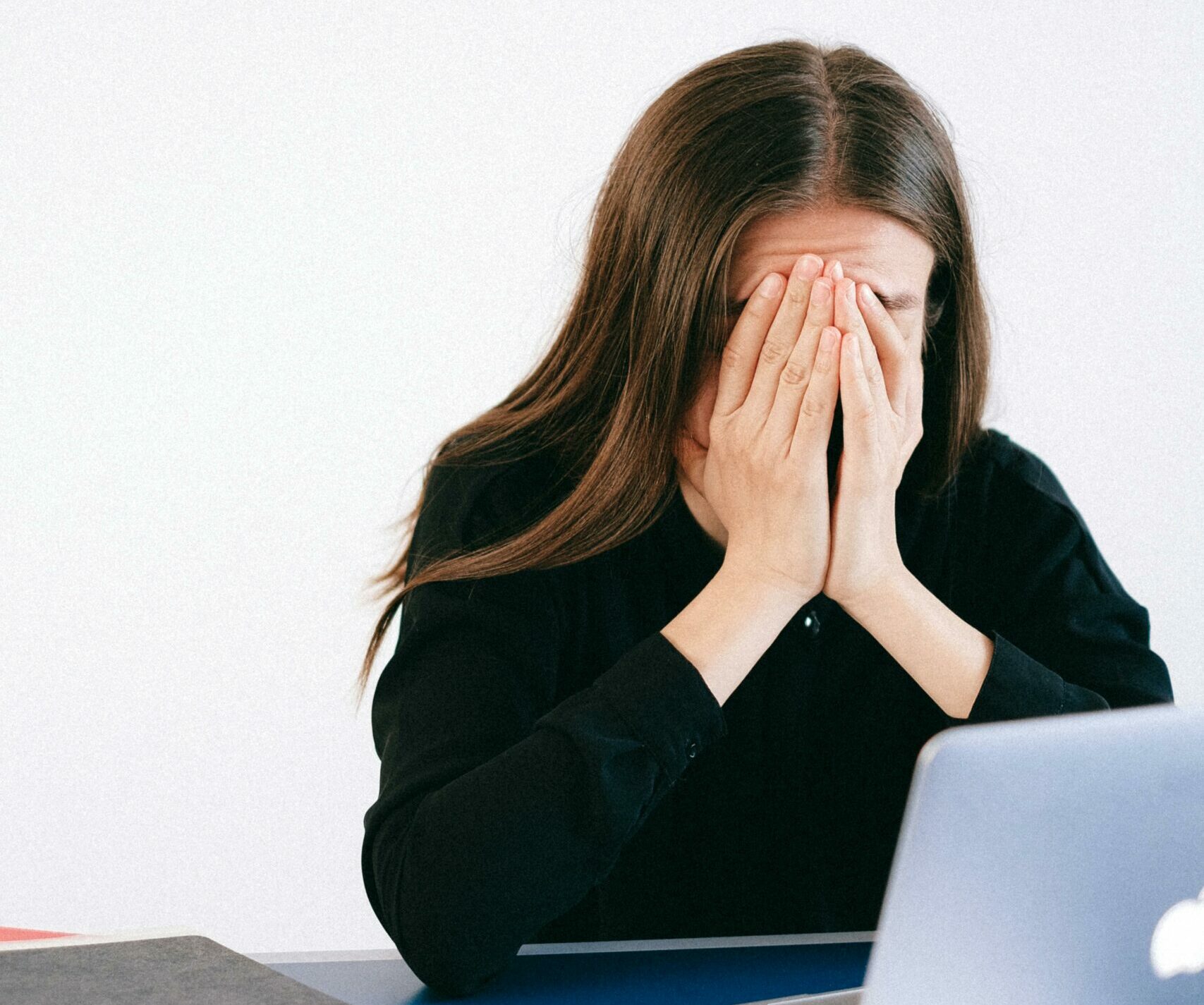 Imaginea: Utilizarea excesivă a telefoanelor mobile, a computerelor și a tabletelor pune presiune pe sănătatea fizică a oamenilor, avertizează specialiștii