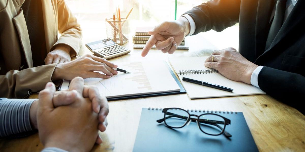 Firmele de familie, pe valul succesiunilor: Ce schimbă în economie?