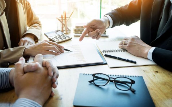 Firmele de familie, pe valul succesiunilor: Ce schimbă în economie?