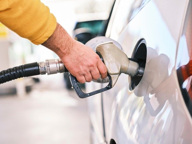 Prețurile carburanților în România au înregistrat fluctuații semnificative în ultima perioadă, fiind cauzate de decizii ale companiilor petroliere și de măsuri legislative
