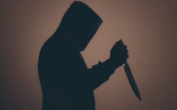 Angajată din Galați, amenințată cu cuțitul la o sală de jocuri. Poliția caută agresorul