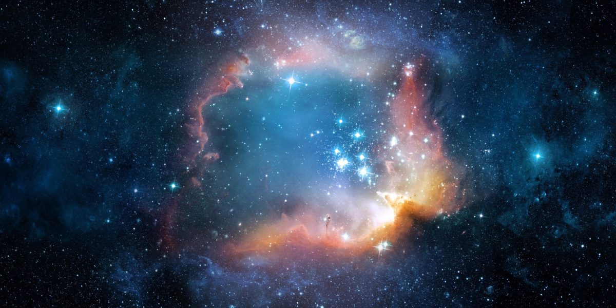 Crucea Einstein dezvăluie misterele unei galaxii cu stele bătrâne