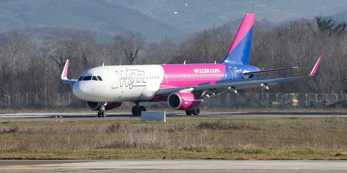 Wizzair schimbă reguli: permis mesaje în timpul zborului