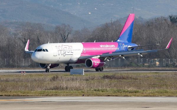 Wizzair schimbă reguli: permis mesaje în timpul zborului