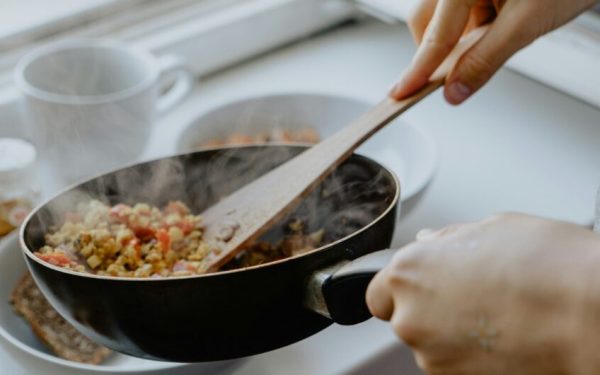 Cum știe creierul să oprească mâncatul când stomacul este plin? O întrebare mai veche și totuși aparent simplă, care a preocupat de multă vreme oamenii de știință, se referă la modul în care creierul detectează faptul că stomacul s-a umplut și că trebuie să oprească consumul de hrană