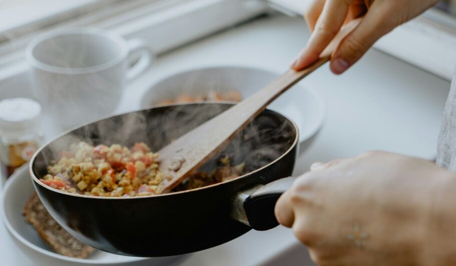 Cum știe creierul să oprească mâncatul când stomacul este plin? O întrebare mai veche și totuși aparent simplă, care a preocupat de multă vreme oamenii de știință, se referă la modul în care creierul detectează faptul că stomacul s-a umplut și că trebuie să oprească consumul de hrană