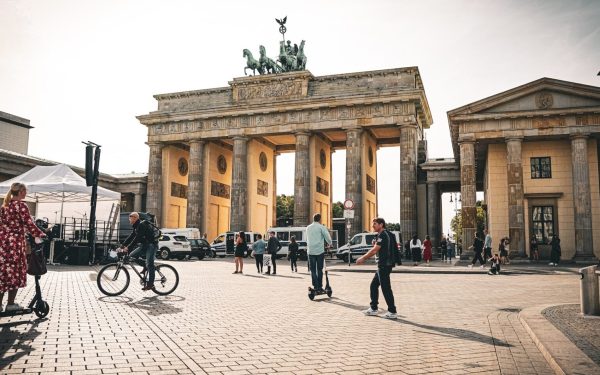 Berlin, recompensă pentru turiști: strâng deșeuri, primesc beneficii