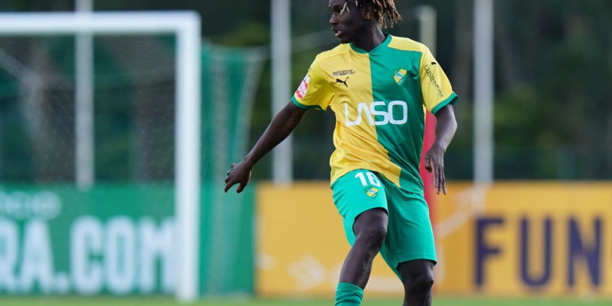 Tânăr fotbalist, înjunghiat pe stradă! Poliția îl caută pe suspect