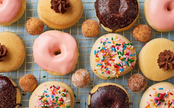 Gogoșerie celebră, cu cozi de sute de metri, a intrat în faliment