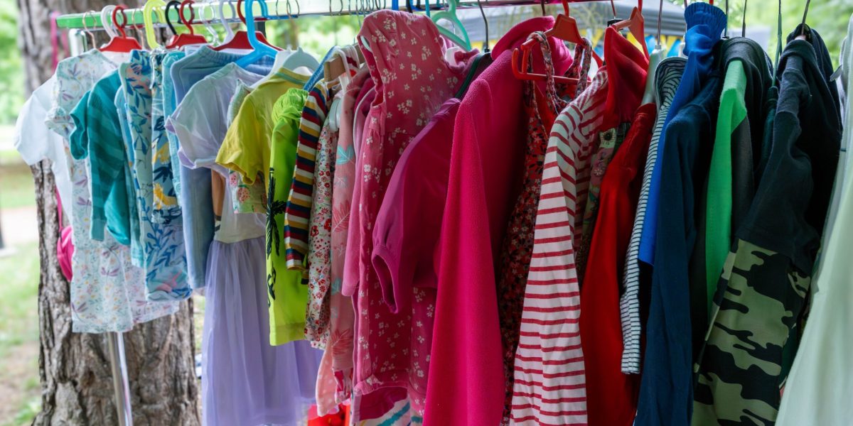 Hainele pentru copii pot conține niveluri periculoase de plumb, iar această problemă trece adesea neobservată de părinți Cercetători americani au descoperit că articolele vestimentare vândute ca fiind destinate pentru copii sau pentru adulți, inclusiv cămăși și alte piese din îmbrăcăminte de modă rapidă, conțin cantități de plumb care depășesc limitele legale stabilite de autoritățile din SUA