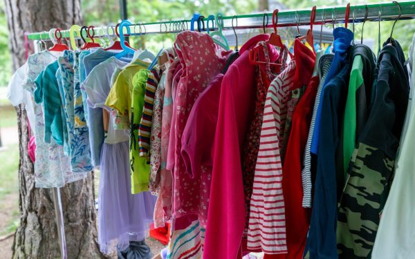 Hainele pentru copii pot conține niveluri periculoase de plumb, iar această problemă trece adesea neobservată de părinți Cercetători americani au descoperit că articolele vestimentare vândute ca fiind destinate pentru copii sau pentru adulți, inclusiv cămăși și alte piese din îmbrăcăminte de modă rapidă, conțin cantități de plumb care depășesc limitele legale stabilite de autoritățile din SUA