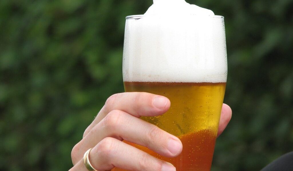 Berea zilnică te poate distruge: Află ce pățești cu ficatul și inima!