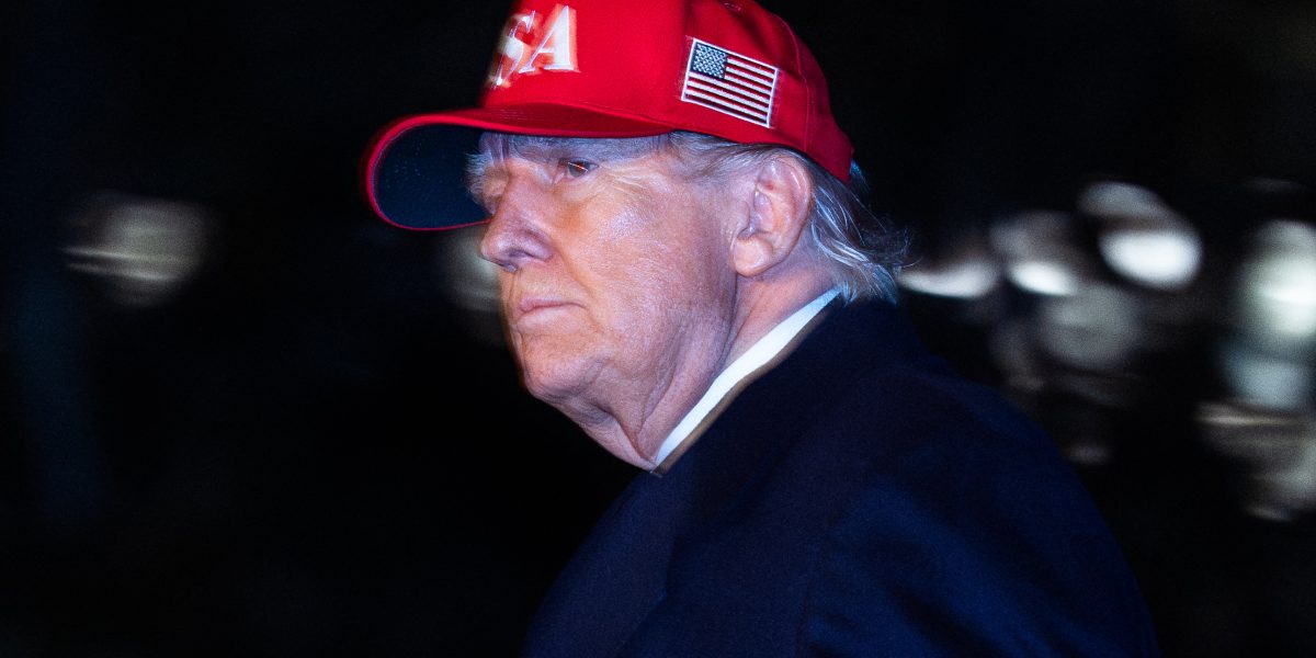 Trump, în picaj: Inflația lovește puternic americanii, benzina explodează în SUA