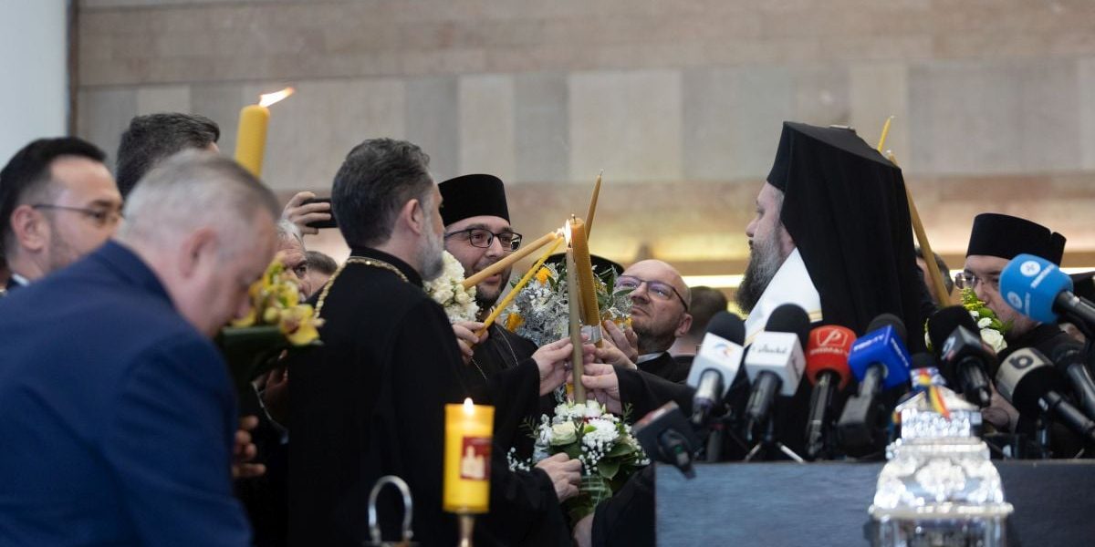 Lumina Sfântă a ajuns la Otopeni: Candelă aprinsă, adusă de la Ierusalim