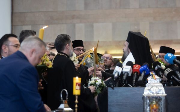 Lumina Sfântă a ajuns la Otopeni: Candelă aprinsă, adusă de la Ierusalim