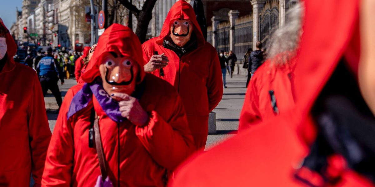 Jaf CA ÎN „La Casa de Papel” la Napoli: Ostatici, tunel și pistoale de jucărie