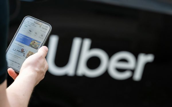 Uber face pasul decisiv: Investește masiv în taxiuri fără șofer
