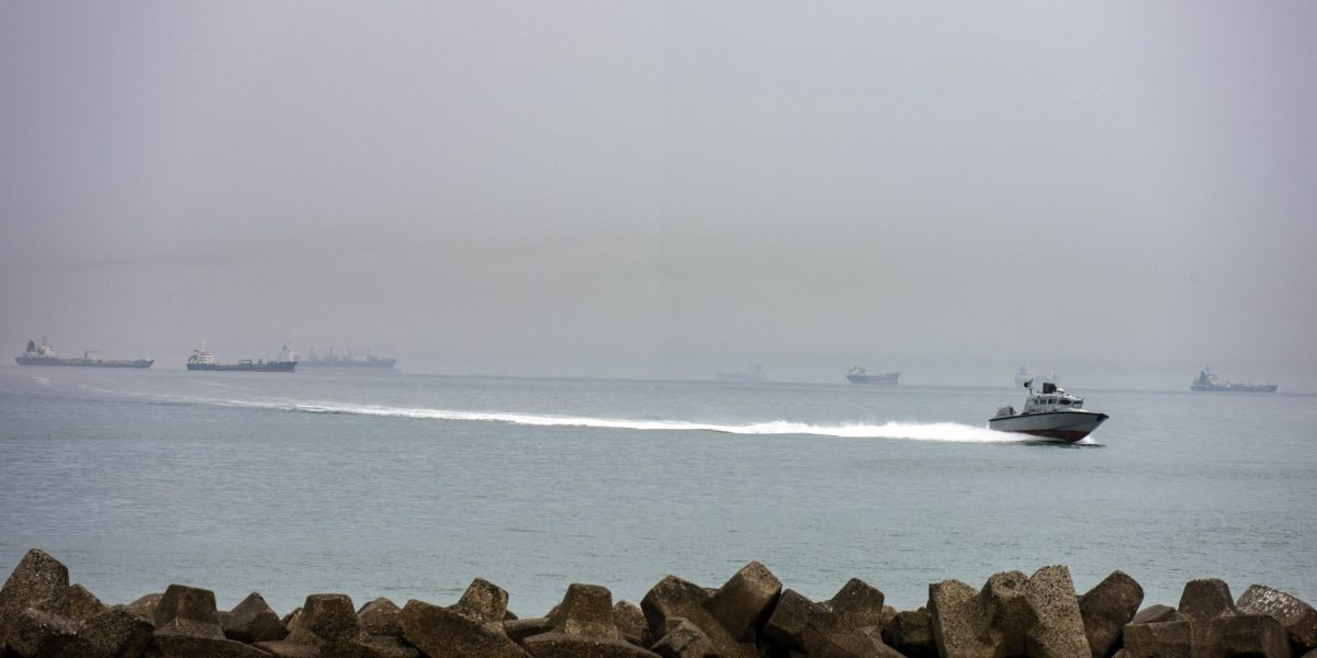 Iranul sfidează: Focuri de armă la strâmtoarea Ormuz, navele în pericol