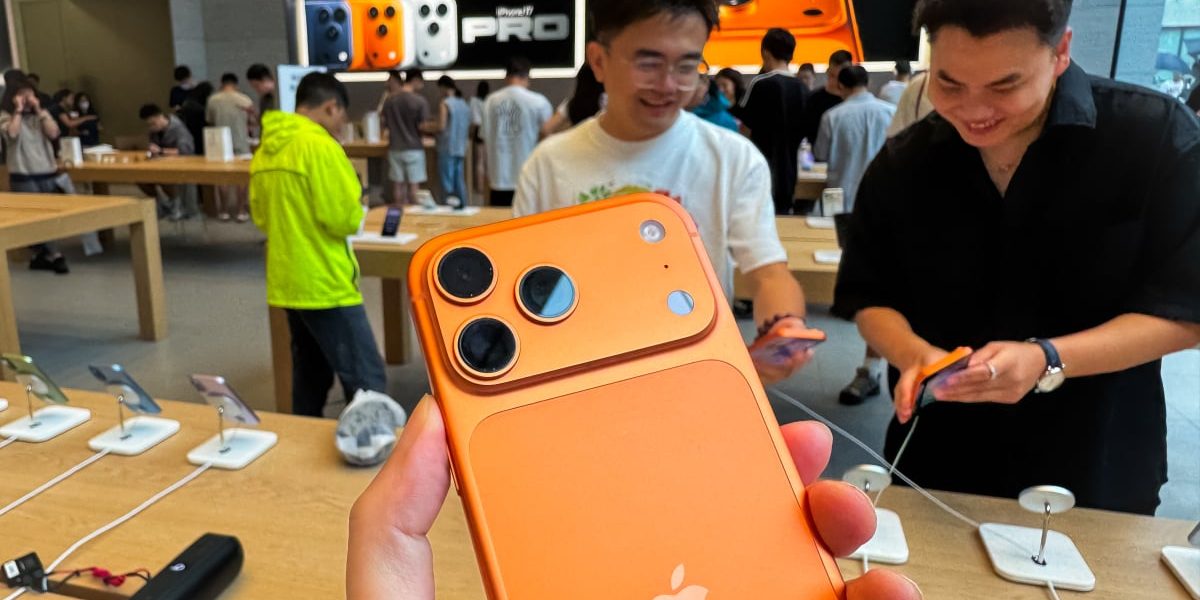 Apple nu intenționează să lanseze un model de iPhone 18 Pro în culoarea neagră, conform unor informații obținute de un cunoscut „scurger” de informații de pe platforma chineză Weibo