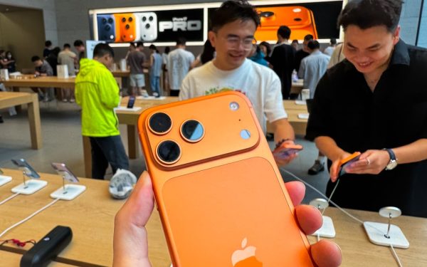Apple nu intenționează să lanseze un model de iPhone 18 Pro în culoarea neagră, conform unor informații obținute de un cunoscut „scurger” de informații de pe platforma chineză Weibo