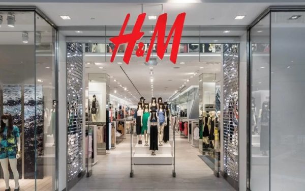 H&M, lovită de criză: 160 de magazine se închid. Unde dispare gigantul?