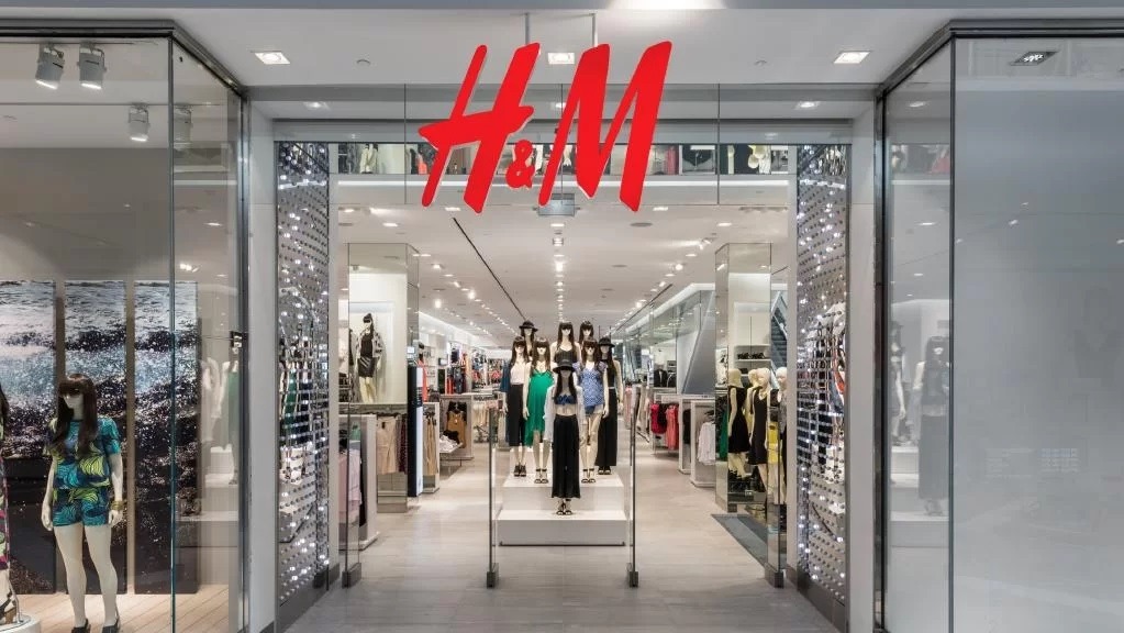 H&M, lovită de criză: 160 de magazine se închid. Unde dispare gigantul?