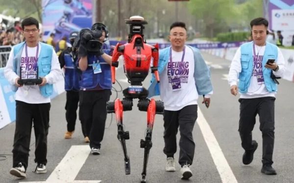 Robotul-alergător a zdrobit recordul uman la semimaratonul din Beijing
