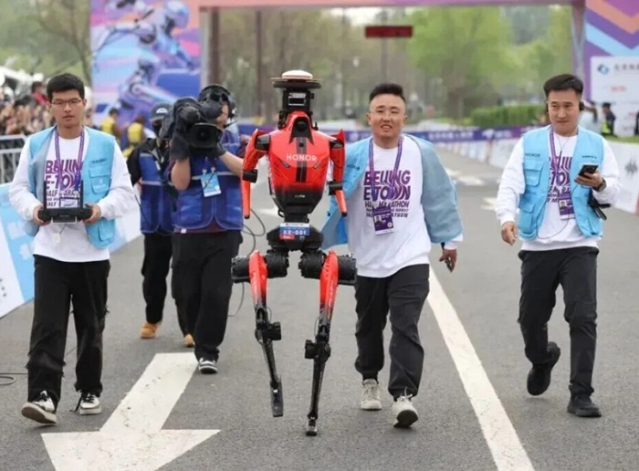 Robotul-alergător a zdrobit recordul uman la semimaratonul din Beijing