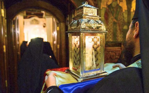 Sfânta Lumină de la Ierusalim, adusă cu avion privat. Schimbări majore din cauza războiului