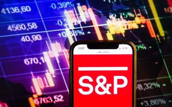 Agenția de evaluare financiară S&P Global Ratings a reconfirmat vineri ratingurile pentru datoria pe termen lung și scurt a României, la „BBB minus/A-3”, păstrând în același timp perspectiva negativă
