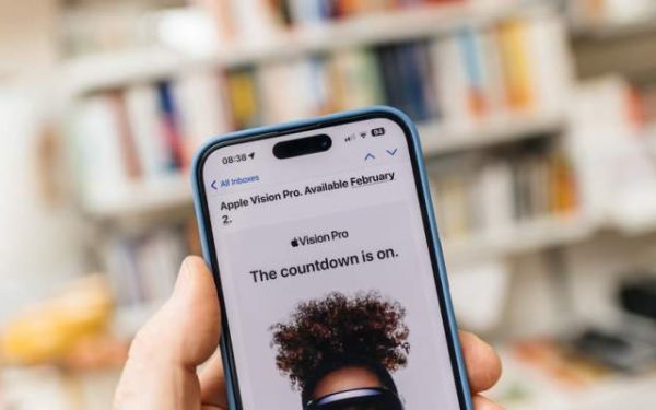 Primele generații de produse tehnologice, de la telefoane pliabile la laptopuri, au fost adesea marcate de limitări și compromisuri, ceea ce face ca acestea să fie mai puțin recomandabile pentru utilizatorii obișnuiți sau pentru cei care caută fiabilitate și performanță pe termen lung