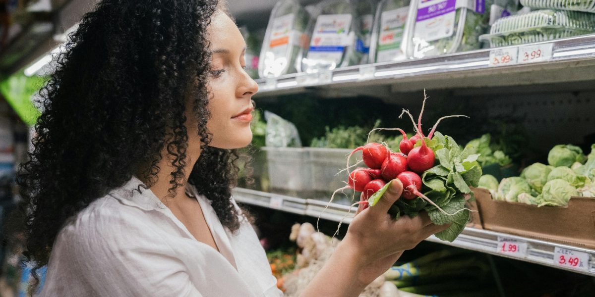 Românii strâng cureaua la cumpărături: Ce economii caută?