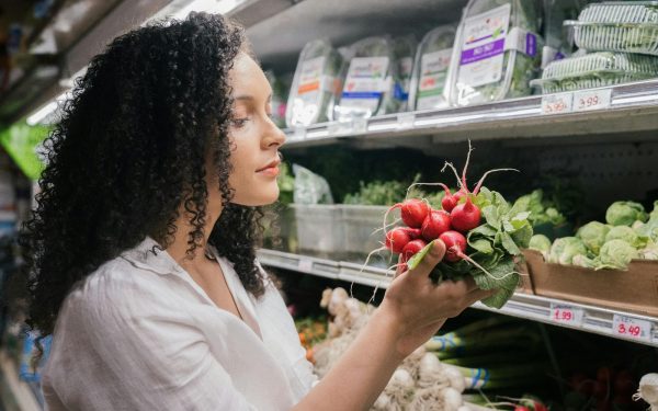 Românii strâng cureaua la cumpărături: Ce economii caută?