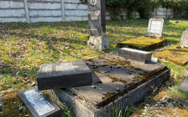 Monumente răsturnate la Reghin: Dosar penal după profanare în cimitirul evreiesc