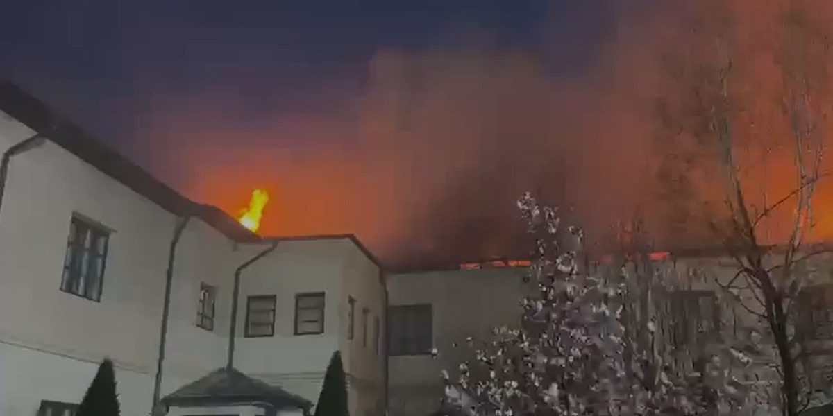 Foc puternic la Mănăstirea Bistrița: 10 autospeciale, salvări disperate