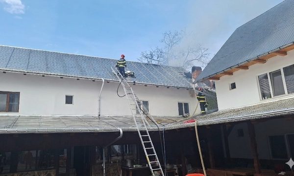 Incendiu la Mănăstirea Izbuc din Bihor: Fum dens, chilii în pericol