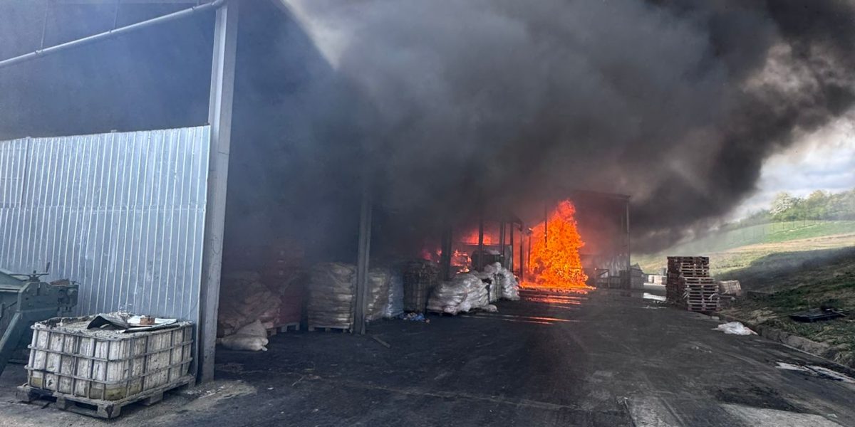 Incendiu puternic la o hală din Sălaj: Fum gros, emis mesaj Ro-Alert