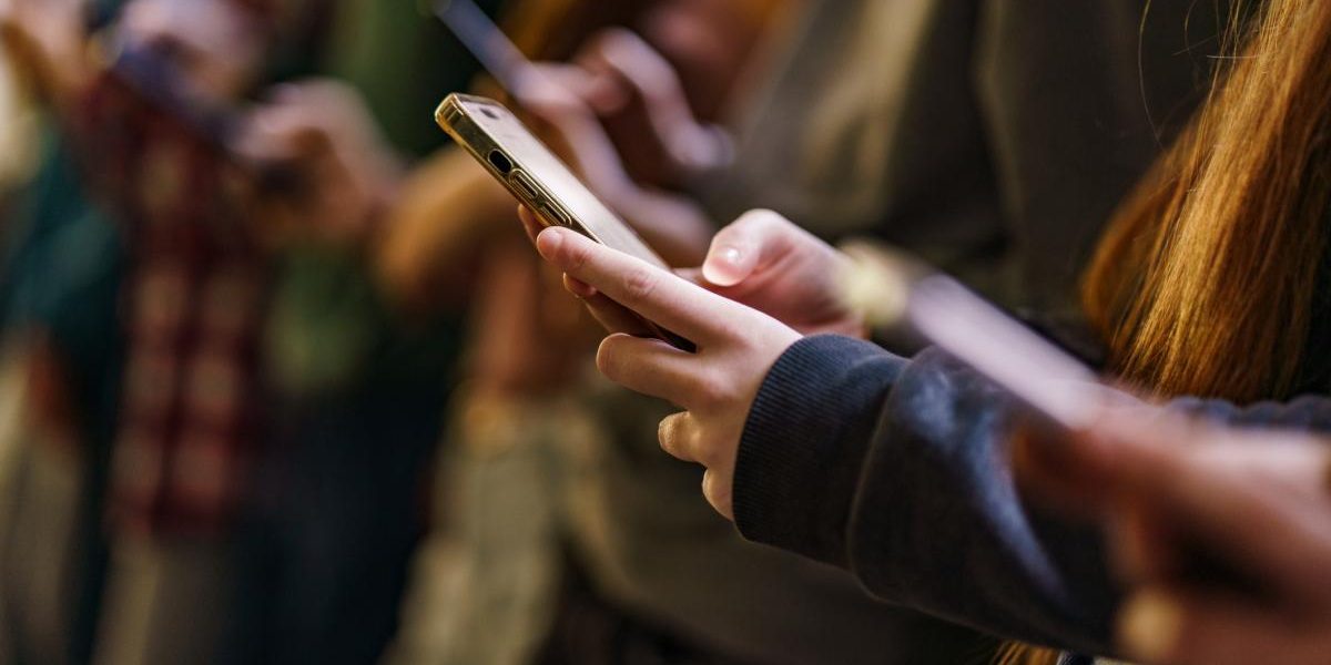 Interzicere TOTALĂ? Ce țări din Europa vor să blocheze Facebook, Instagram și TikTok pentru minori