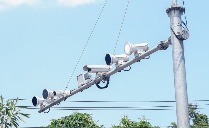 Mii de orașe americane au instalat cititoare automate de numere de înmatriculare, unele integrate cu inteligență artificială, ceea ce a generat controverse legate de libertățile civile, dreptul la intimitate și modul în care sunt gestionate datele personale